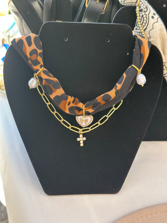Scarf-Style Necklace with Central Charm and Stone Details – Black animal Print.