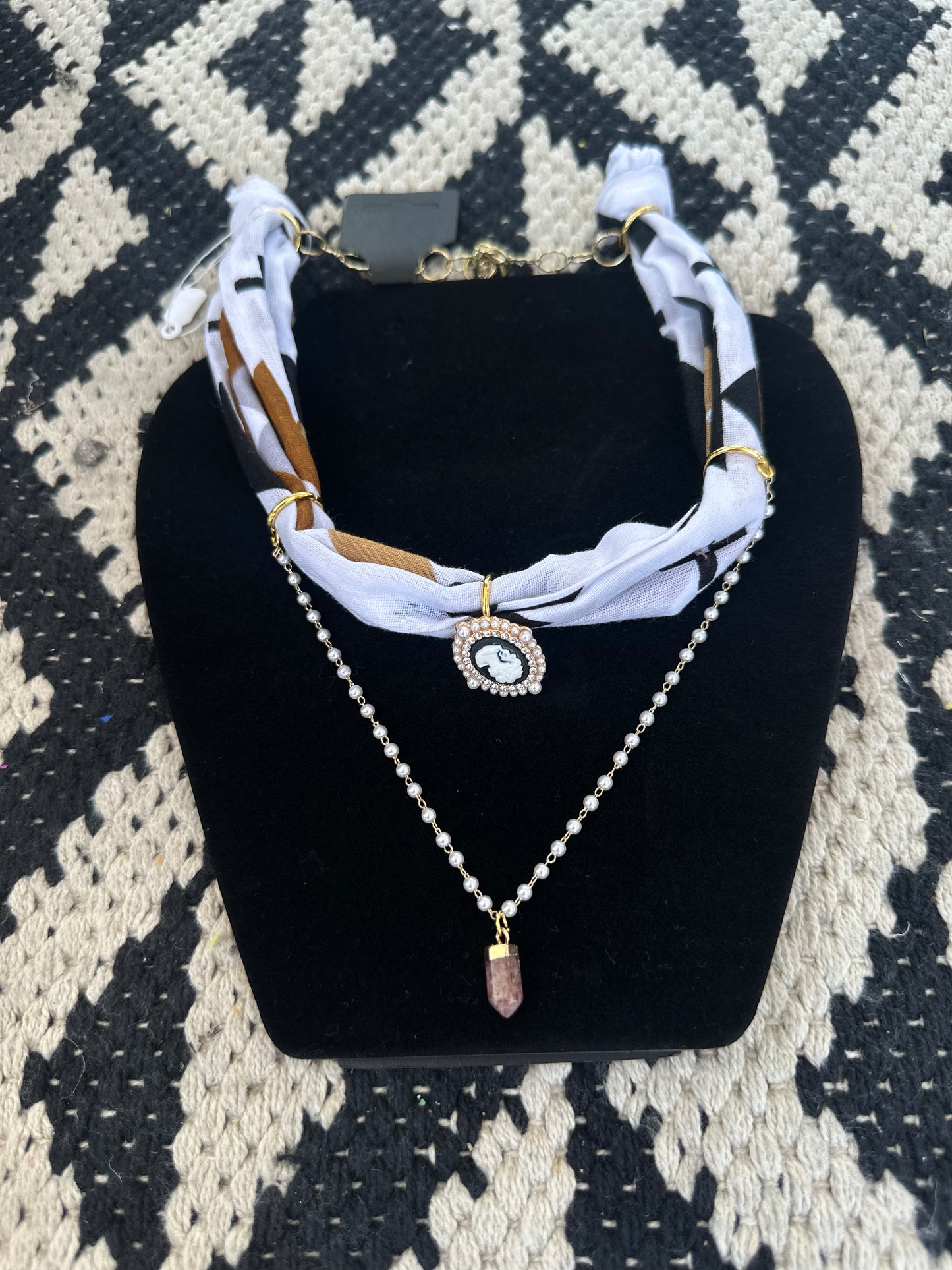 Scarf-Style Necklace with Central Charm and Stone Details – White Boho Print
