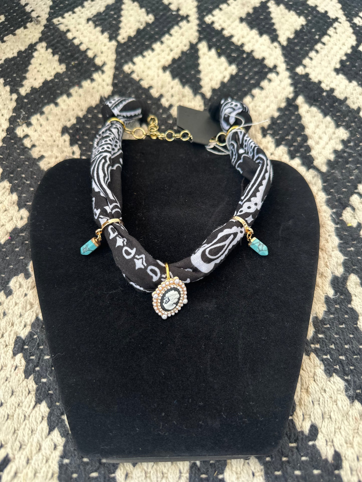 Scarf-Style Necklace with Central Charm and Stone Details – Black Boho Print