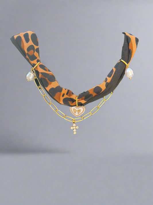 Scarf-Style Necklace with Central Charm and Stone Details – Black animal Print.