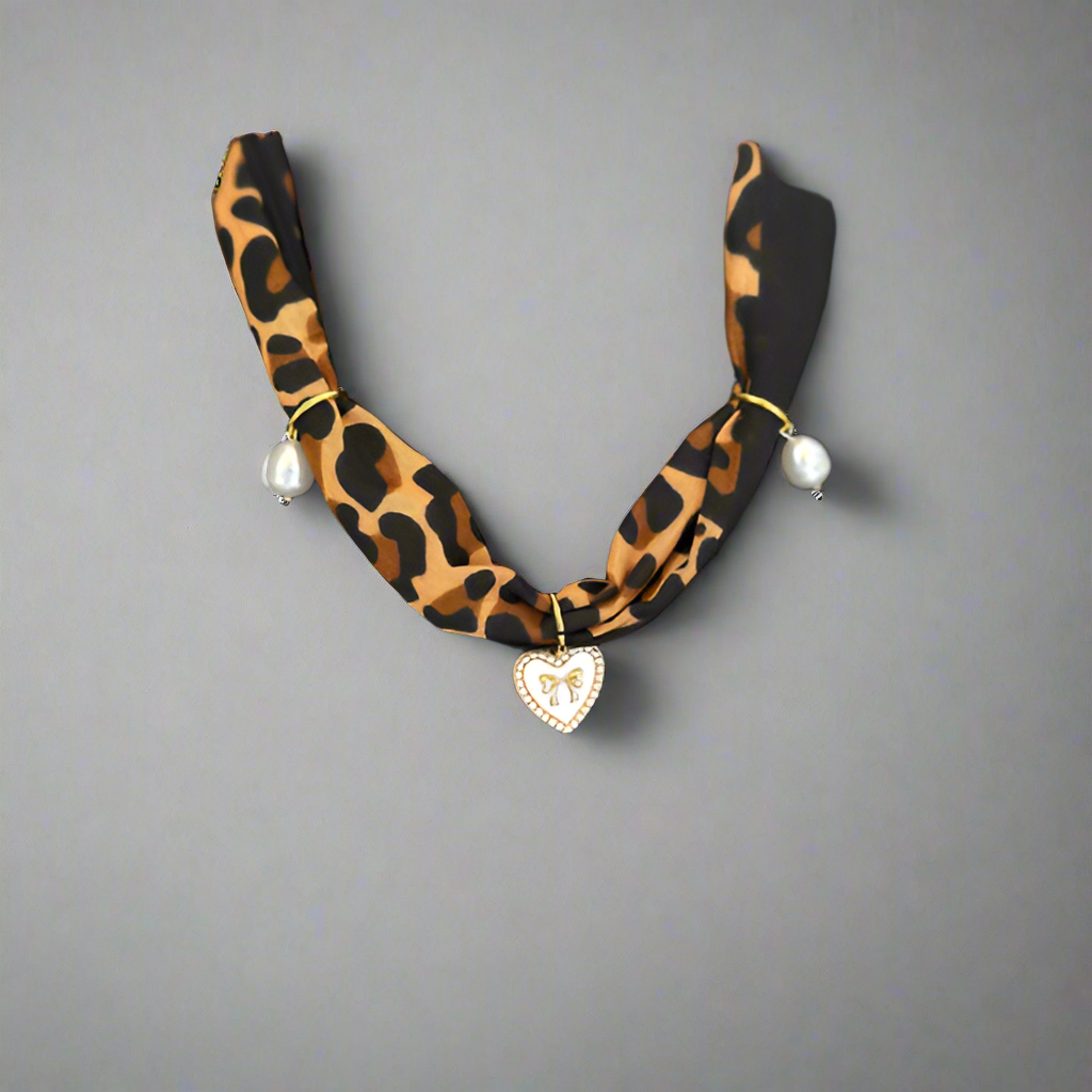 Scarf-Style Necklace with Central Charm and Stone Details – Black animal Print.