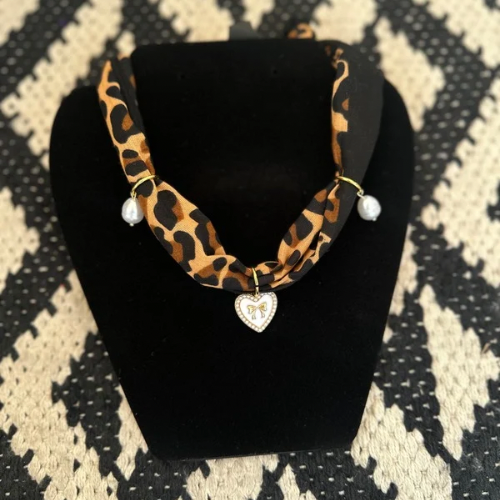 Scarf-Style Necklace with Central Charm and Stone Details – Black animal Print.